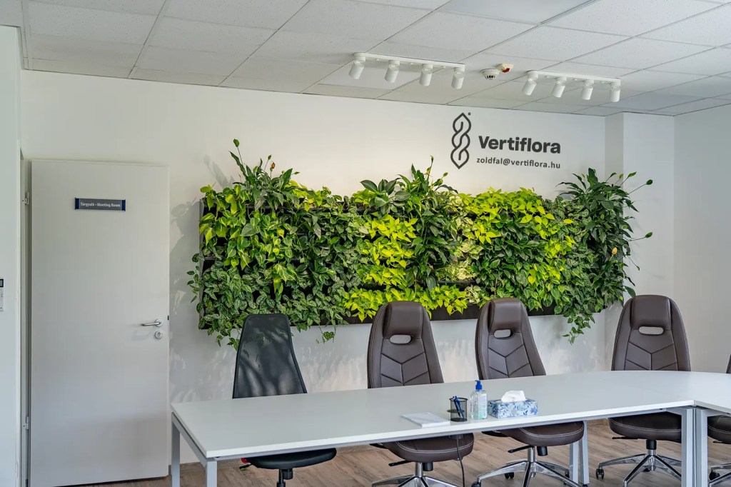 Félautomata zöldfal tárgyalóba